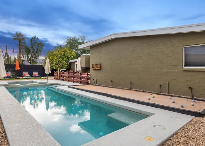 Mid-century Marvel - Poolside Patio With & Bocce Holiday home