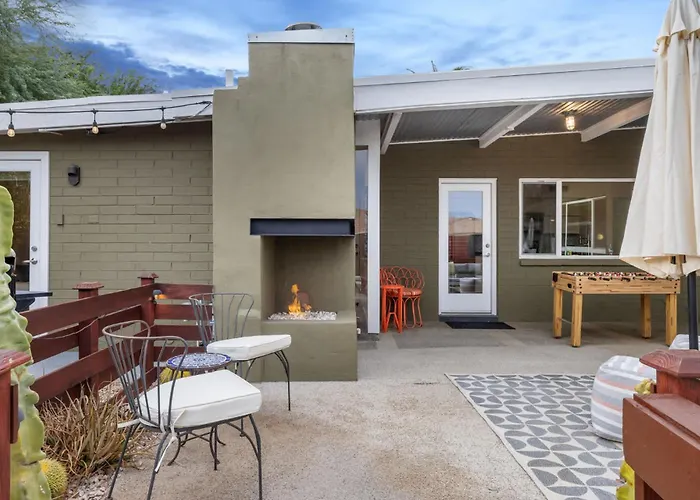 Holiday home Mid-century Marvel - Poolside Patio With & Bocce