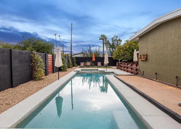 Mid-century Marvel - Poolside Patio With & Bocce Holiday home