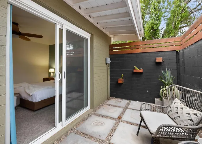 Mid-century Marvel - Poolside Patio With & Bocce Holiday home *