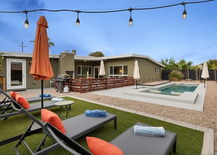 Mid-century Marvel - Poolside Patio With & Bocce Holiday home *
