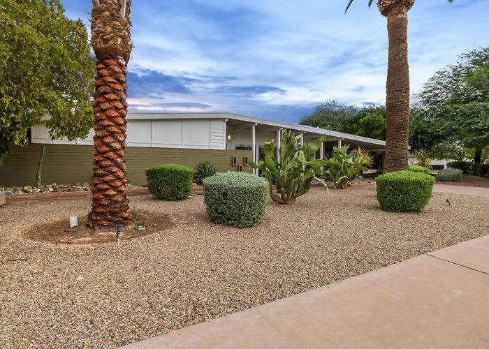 Mid-century Marvel - Poolside Patio With & Bocce Holiday home