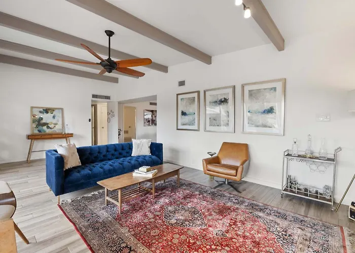Mid-century Marvel - Poolside Patio With & Bocce Holiday home