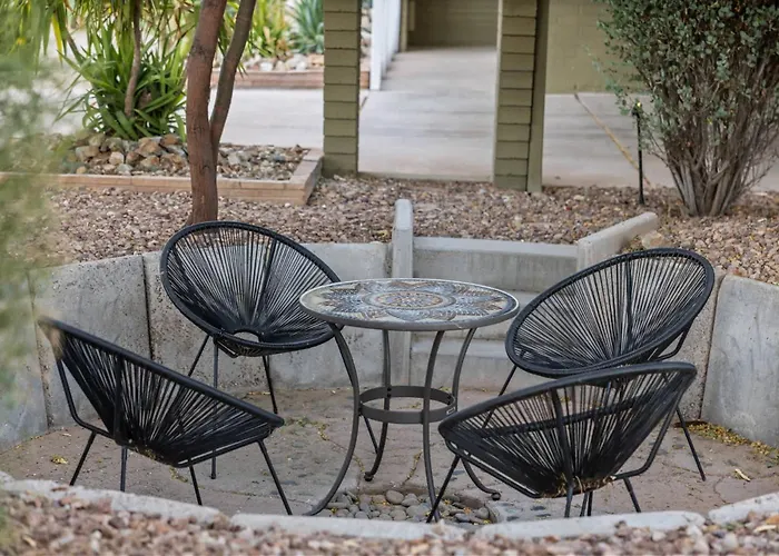 Holiday home Mid-century Marvel - Poolside Patio With & Bocce