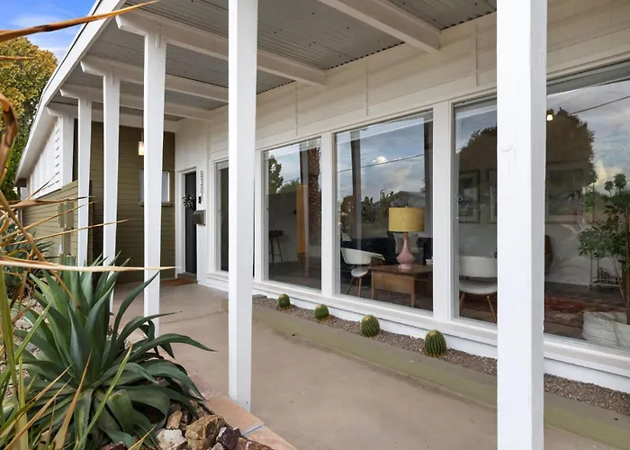 Holiday home Mid-century Marvel - Poolside Patio With & Bocce *