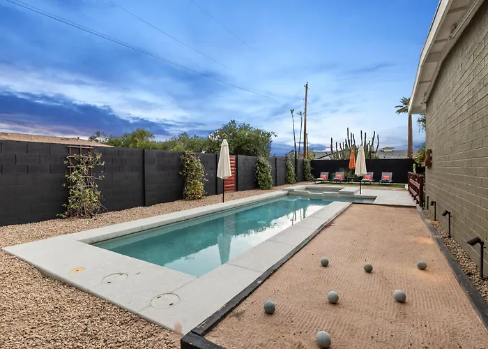 Mid-century Marvel - Poolside Patio With & Bocce Holiday home