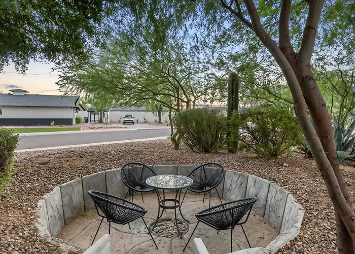 Holiday home Mid-century Marvel - Poolside Patio With & Bocce *