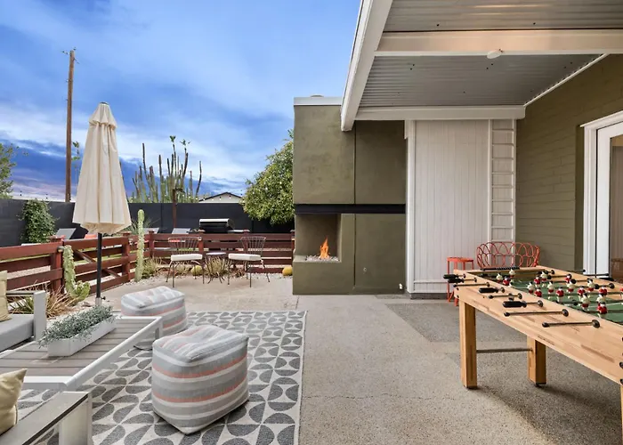 Mid-century Marvel - Poolside Patio With & Bocce Holiday home *
